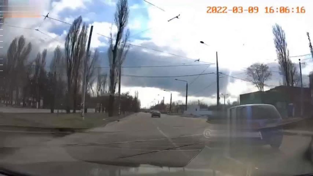 В Одессе водитель Дэу Матиза тычет автоматом из машины