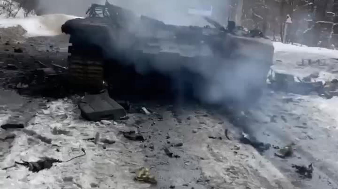 Разбитая бронетехника и горящий труп в Украине