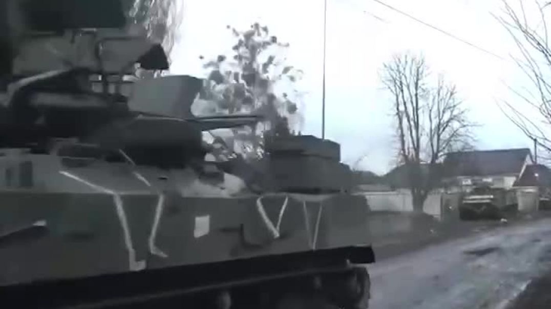 Кадры марша подразделения ВДВ России в район выполнения задач в ходе спецоперации на Украине в Киевской области