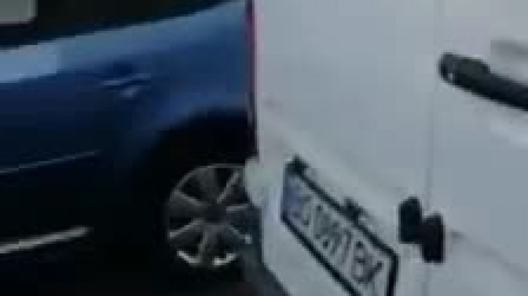 Украинским беженцам в Европе разбили машину