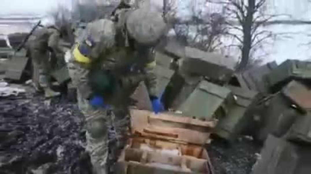Украинские военные распаковывают ящики с трофейными боеприпасами