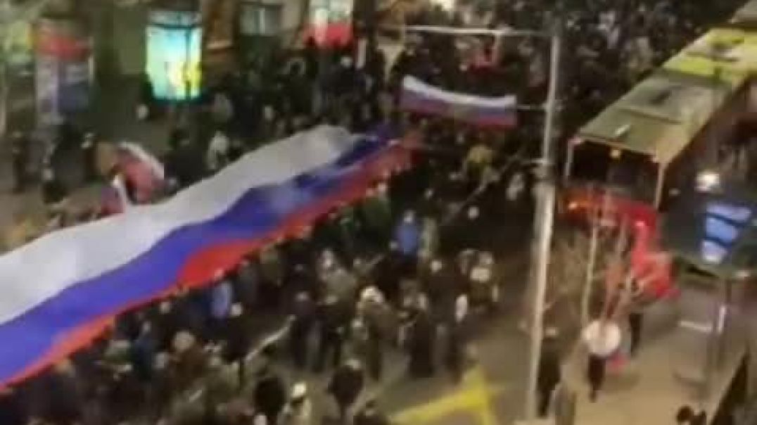 ⁣В Сербии поддерживают Россию. Люди вышли на улицы как с флагами обеих стран, так и с имперским полотнищем 11.03.2022