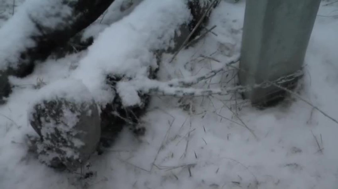 Тело погибшего гранатометчика ВСУ, прикованным цепью к столбу в Украине