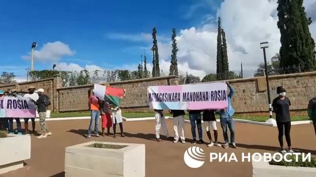 ⁣В столице Мадагаскара Антанариву прошел митинг в поддержку России 12.03.2022