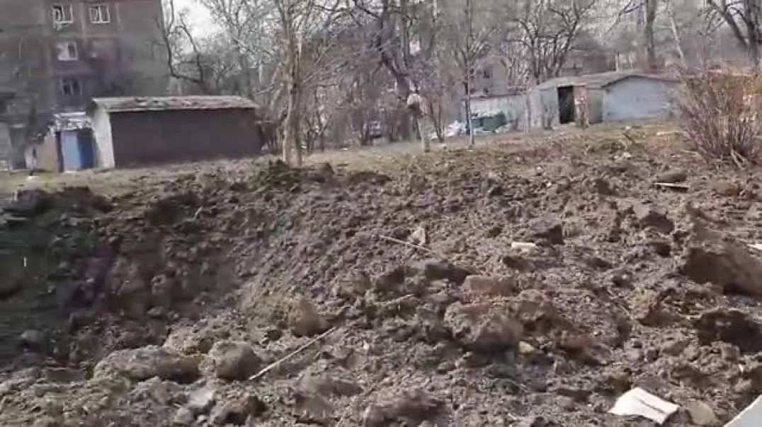 Украинские силовики, предположительно Азов, в Мариуполе, за который идут бои