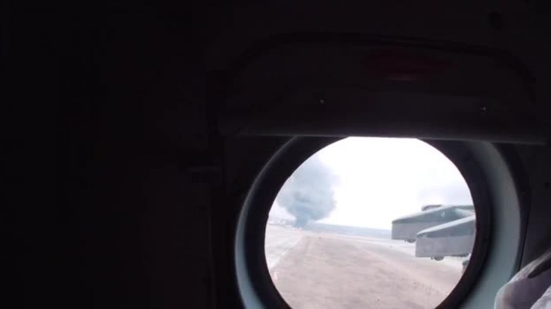 ⁣Минобороны показало кадры высадки десанта и взятия под контроль одного из аэродромов на территории Украины