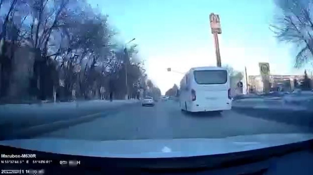 В татарстанском Нижнекамске подростка сбил автобус, когда тот торопился за бургером в Макдональдс через дорогу