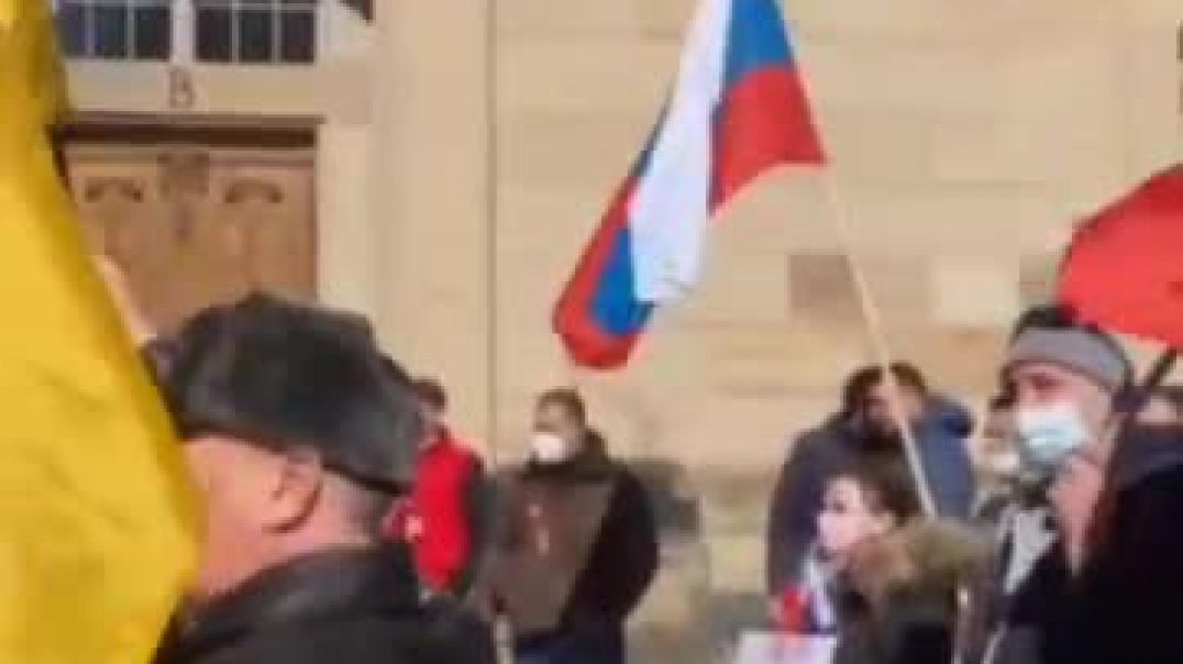 В Германии местные россияне с советским флагом вышли на акцию протеста против приёма украинских беженцев