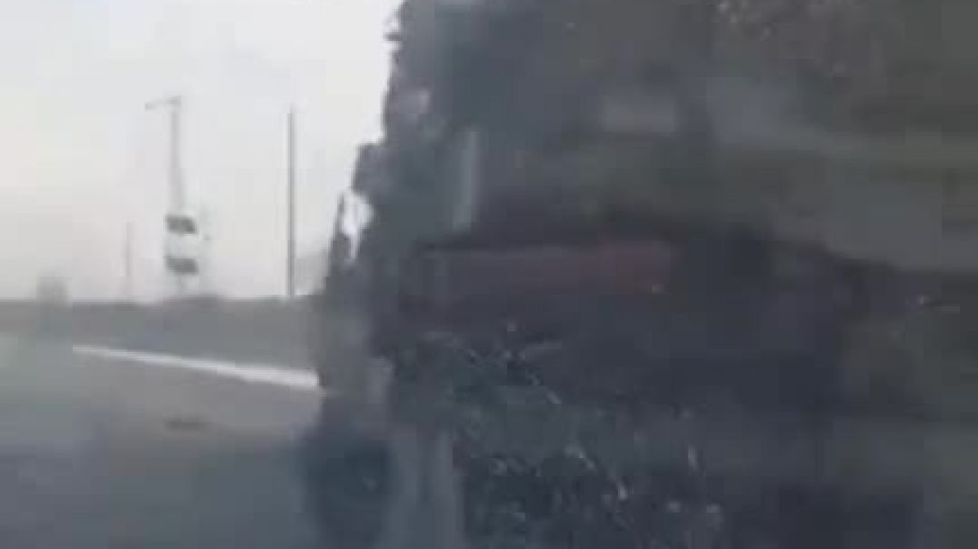 ⁣Подбитые и сгоревшие грузовики ВСУ стоят на мосту из Славянска в Красный Лиман