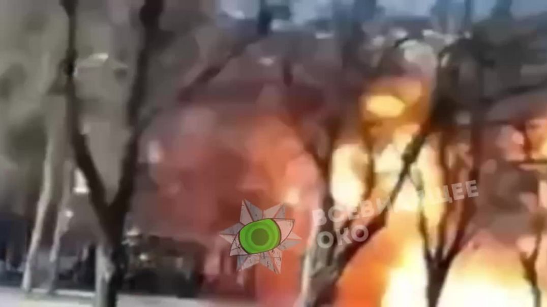 Падение сбитой средствами украинской ПВО ракеты Калибр в Киеве