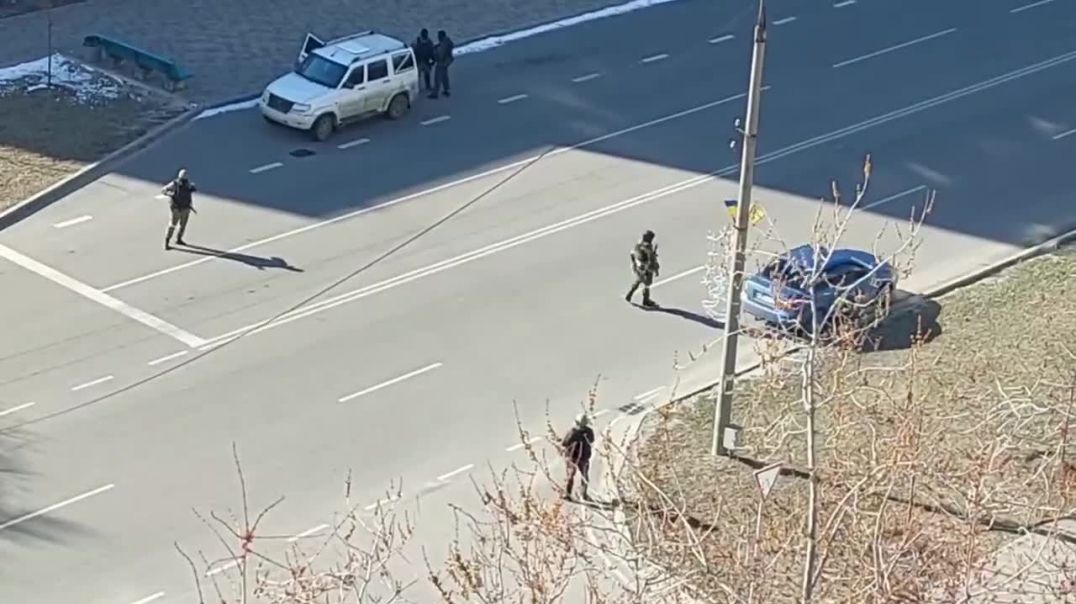 В Энергодаре Запорожская область, военные проверяют документы и тормозят все машины