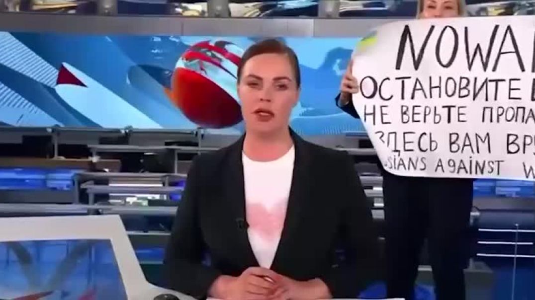 В эфир Первого канала, когда новости рассказывала Екатерина Андреева, ворвалась женщина с антивоенным плакатом
