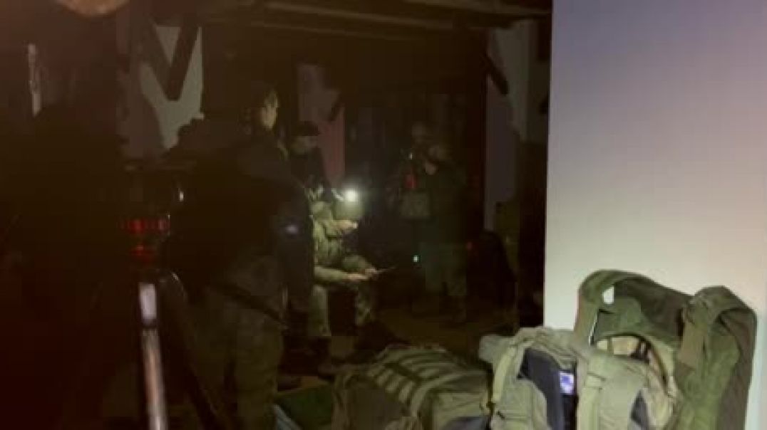 Бойцы Росгвардии под Киевом читают новости