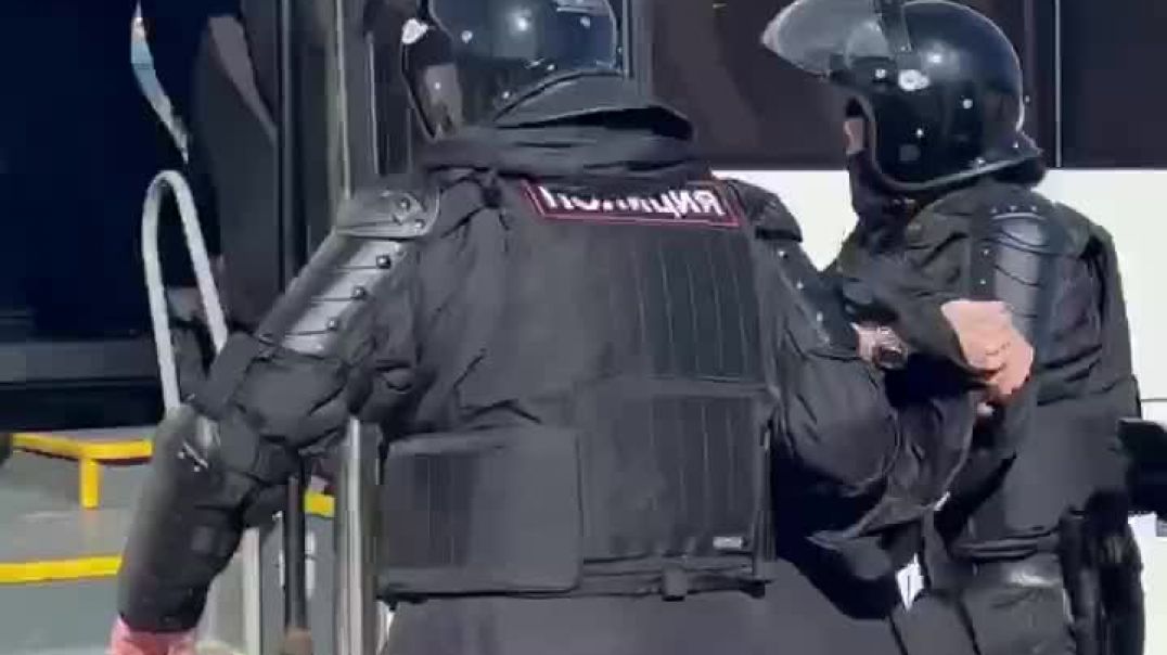 Задержание митингующих на антивоенном митинге в Екатеринбурге