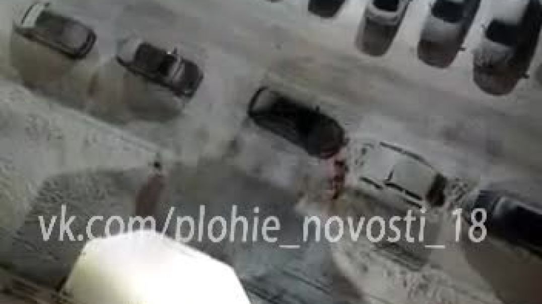 ⁣Нетрезвый россиянин на глазах своих близких и соседей совершил прыжок из окна расположенного на 7-м этаже 13.03.2022