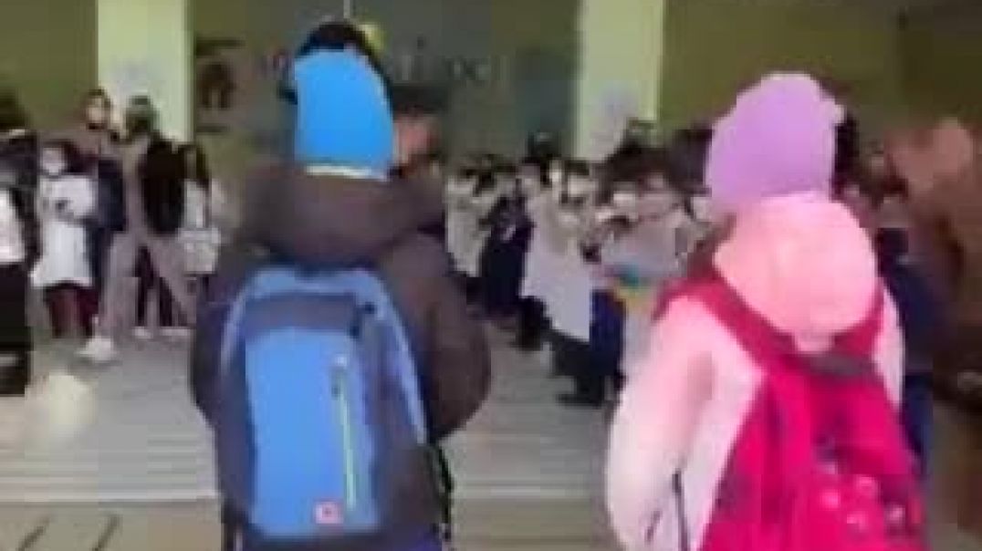 Школа в Италии встретила аплодисментами украинских детей, бежавших от военных действий
