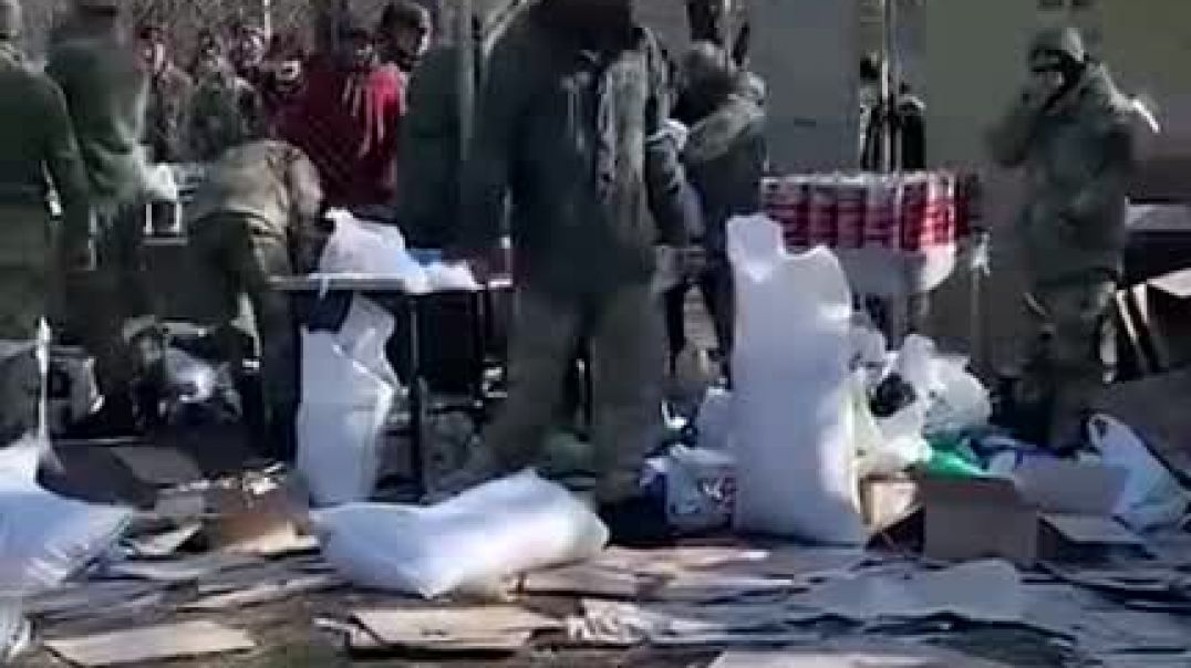 Российские войска продолжают раздавать гуманитарную помощь жителям Херсона
