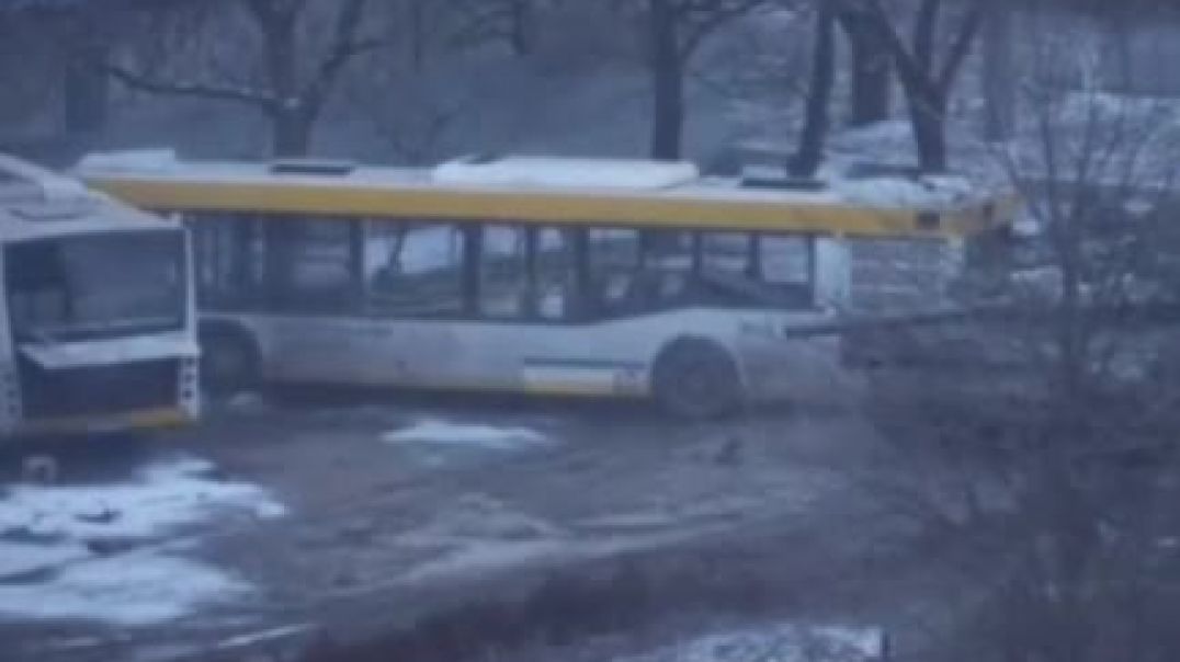 Танки ведут огонь по позициям украинских военных, прячущихся в городской черте Мариуполя