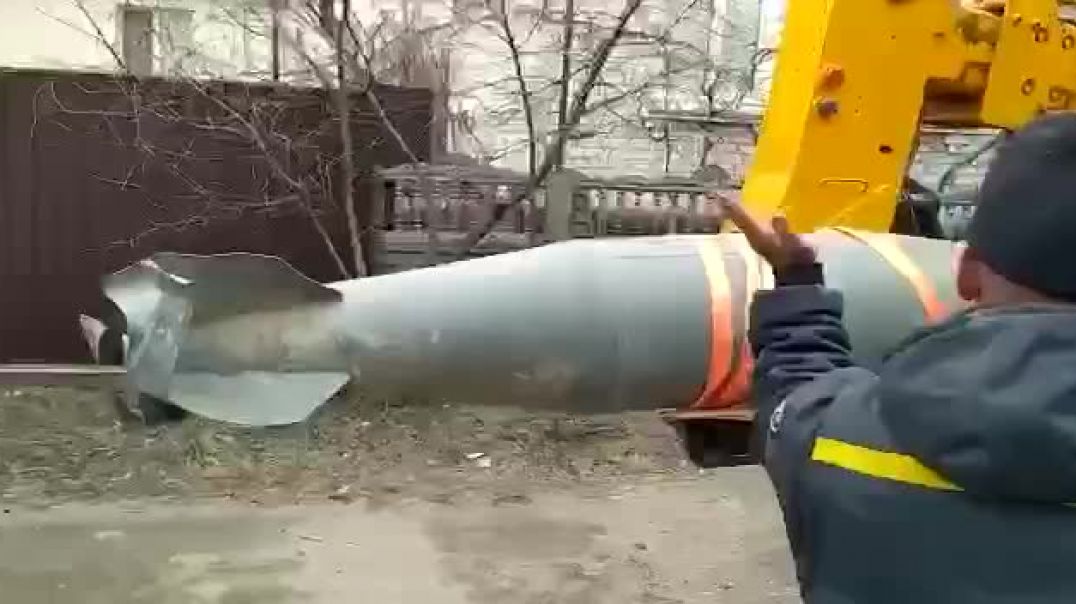⁣В Чернигове из окна жилого дома достали огромный снаряд 13.03.2022