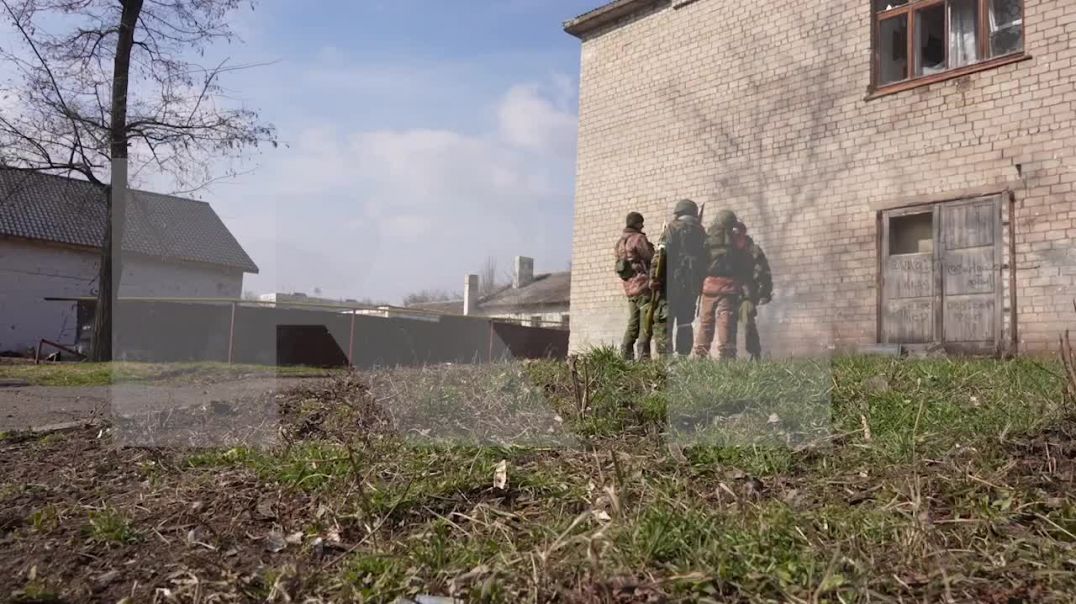 ⁣Бойцы ДНР ведут бои под Мариуполем, стреляют из гранатометов