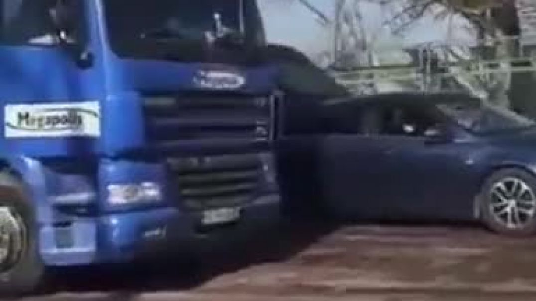 ⁣Украинец нападает на грузовики с российскими номерами 17.03.2022