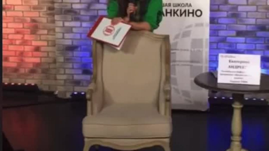 Ведущая Первого канала Екатерина Андреева прокомментировала надписи на плакате Овсянниковой