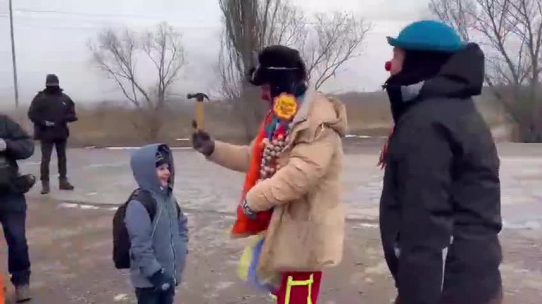 Итальянцы на границе встречают украинских беженцев клоунами