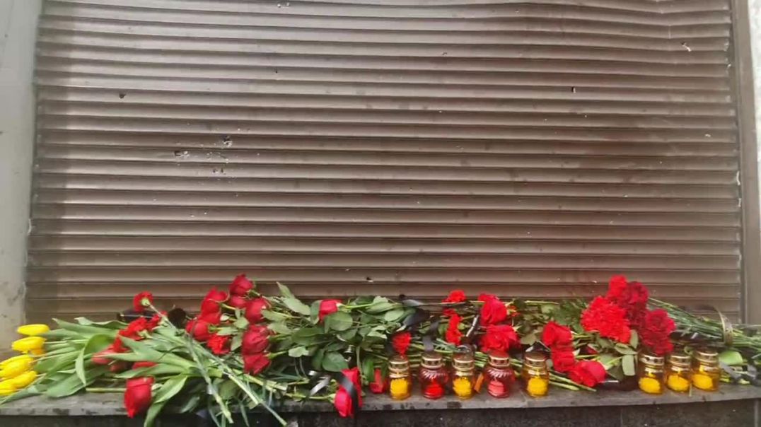 В Донецке траур. Люди несут цветы к месту гибели мирных жителей