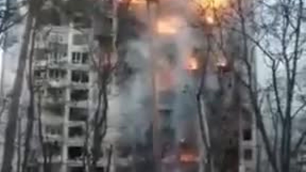 Горящий многоквартирный дом на окраине Харькова в результате обстрела