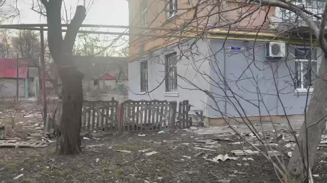Разрушения на Центральной улице в Волновахе