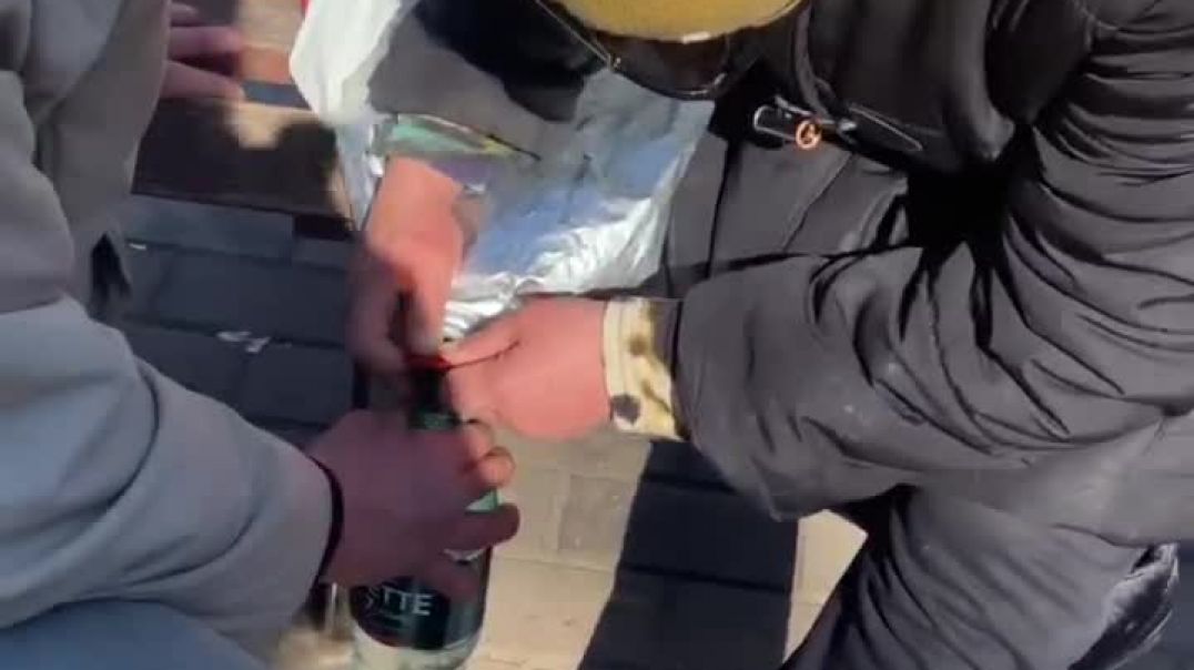 В Киеве патрули ловят самогонщиков, которые продают алкоголь прямо на улице