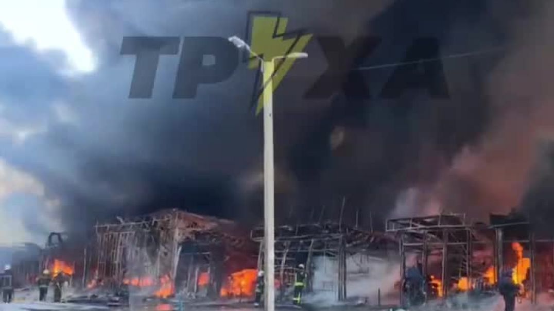 Пожарные тушат горящий рынок в Харькове