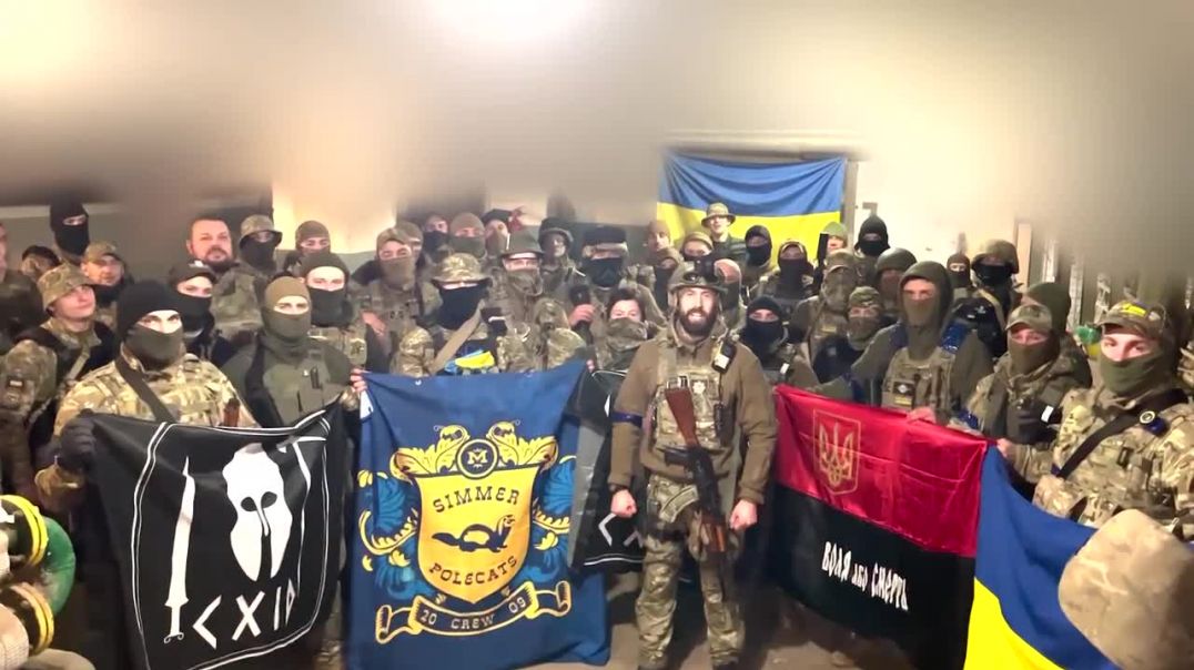 Украинские националисты с флагом Правого сектора