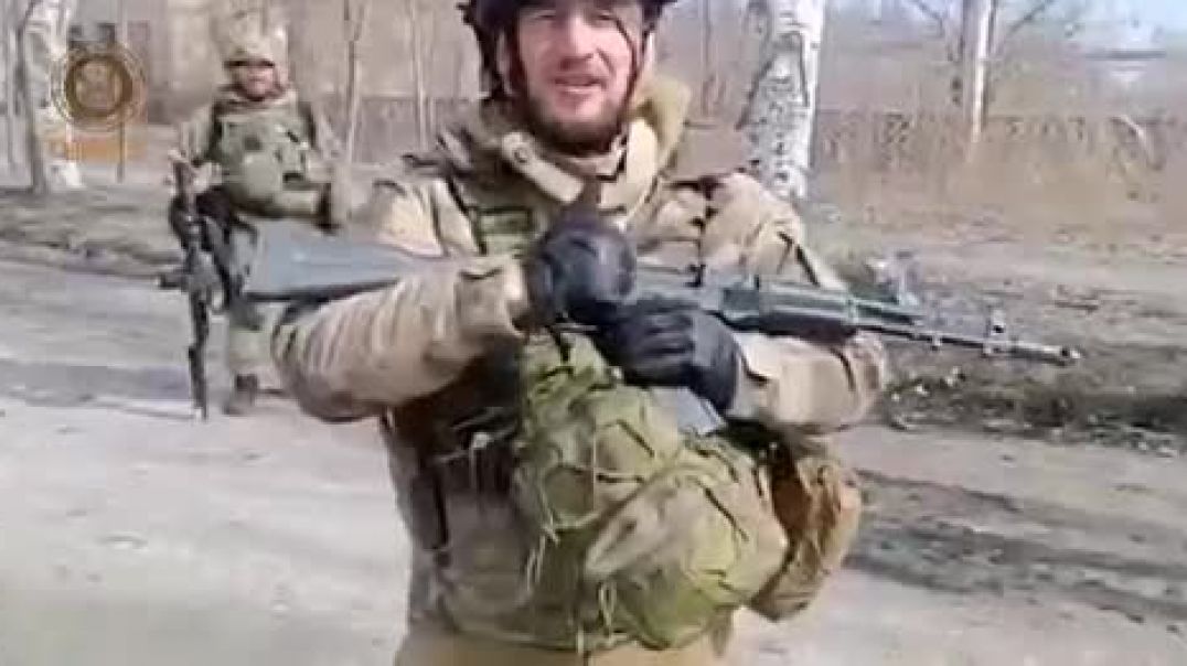Чеченский спецназ помогает эвакуироваться мирным жителям
