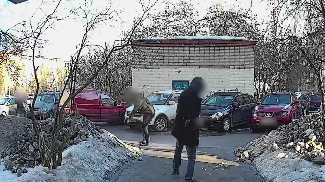 В Домодедово в трех человек плеснули кислотой во дворе дома