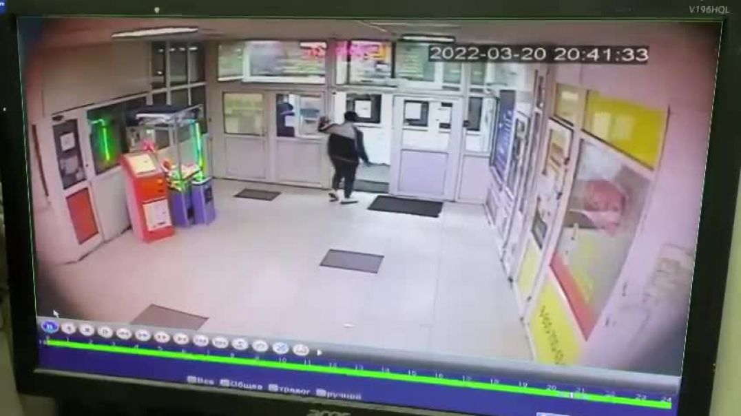 Видео с кражей платёжного терминала из магазина во Всеволожске