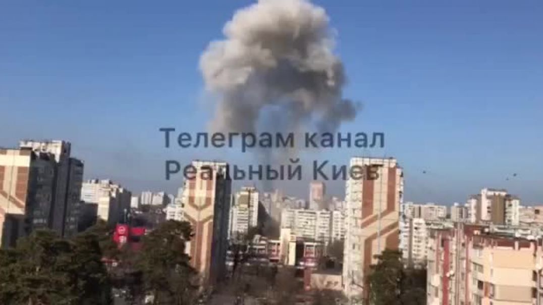 Дым после удара ракетой в Киеве
