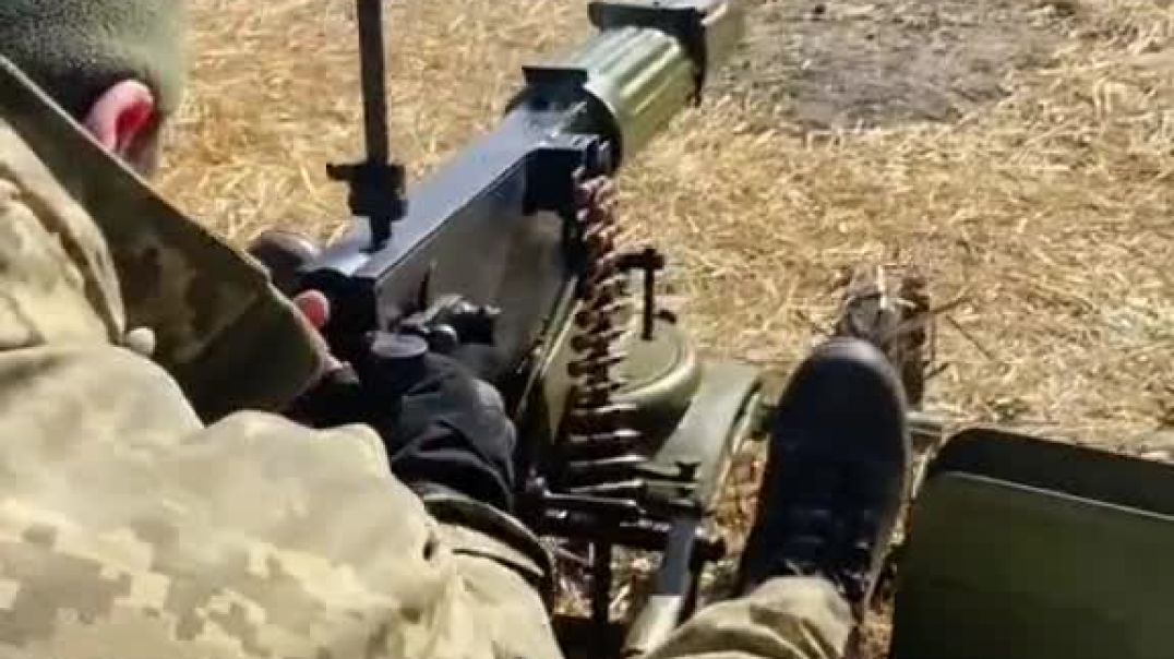 ⁣Солдат ВСУ ведет огонь из пулемета Максима 1941 года 22.03.2022