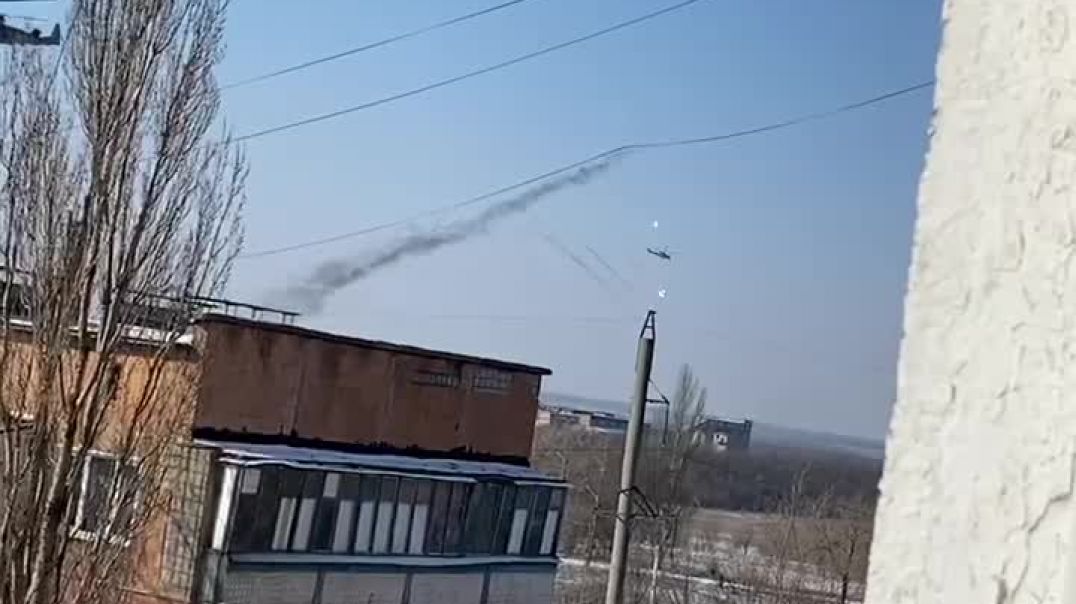 Ударные вертолеты летают над Донецком