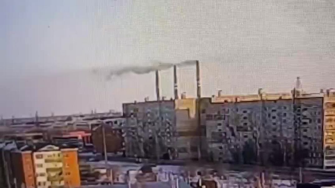 Момент обрушения трубы ТЭЦ в Петропавловске