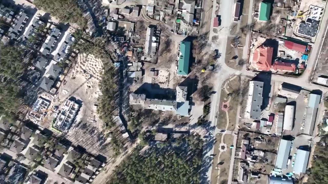 В Киевской области танки маскируют коврами