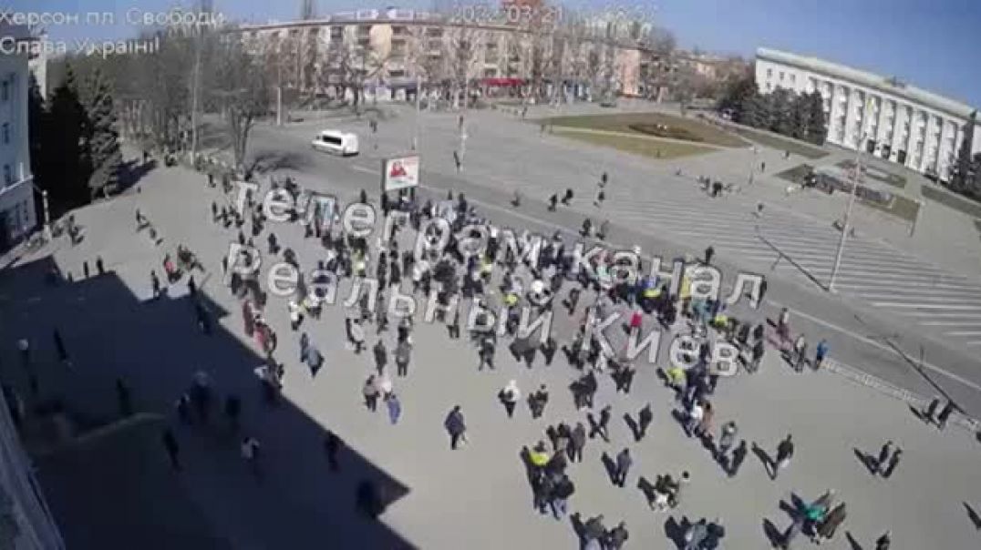 ⁣Жесткий разгон митинга в Херсоне с камеры наблюдения