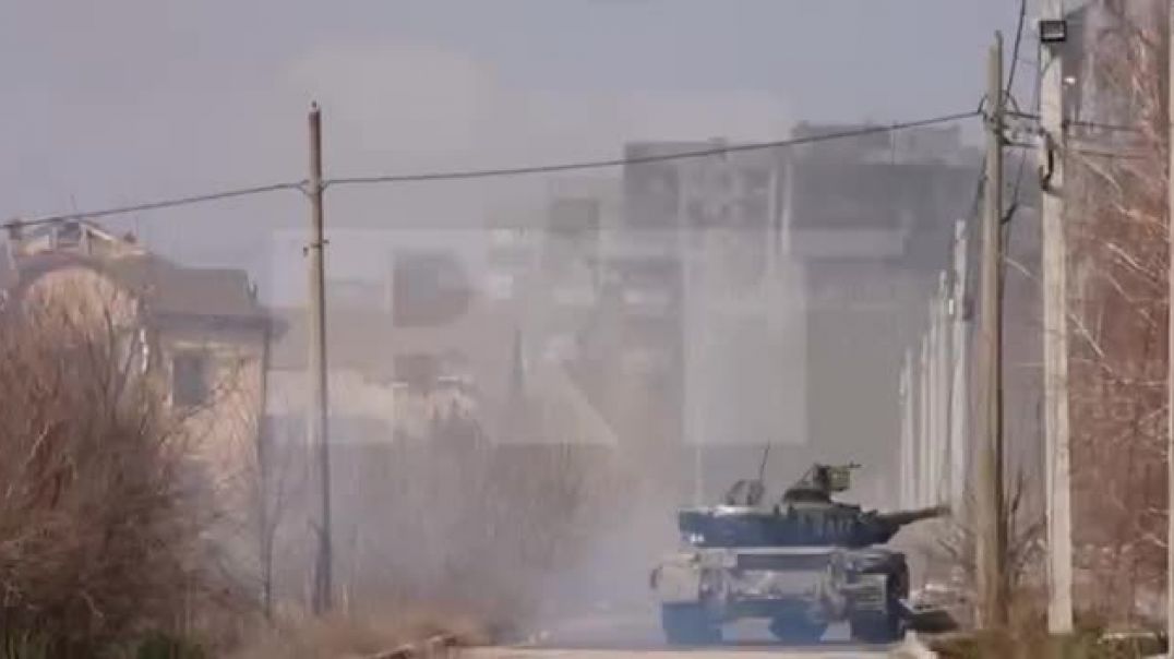 В Мариуполе танк стреляет по вскрытым позициям снайперов нацбатальона Азов