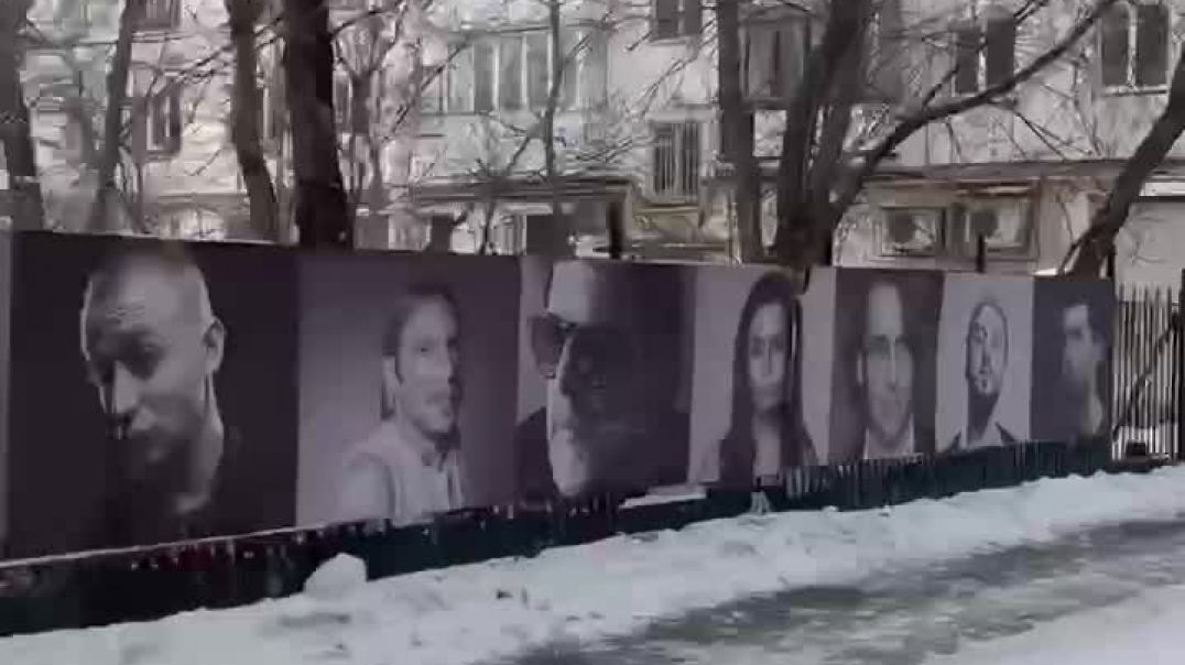 ⁣В Екатеринбурге развесили фотографии артистов, высказавшихся против спецоперации