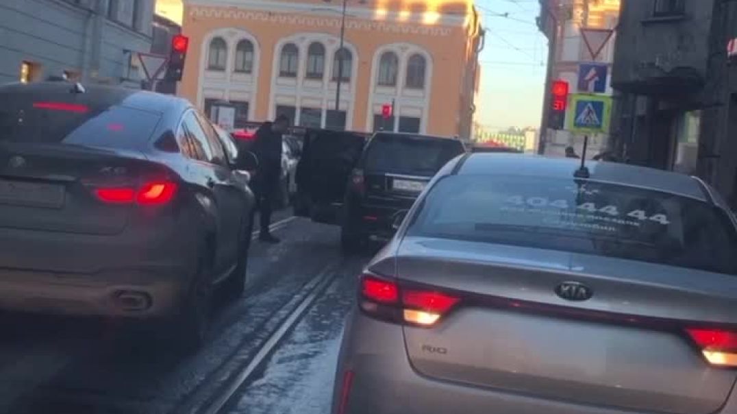 ⁣В центре Санкт-Петербурга дорогу не поделили таксист и мужчина на Ленд Ровере