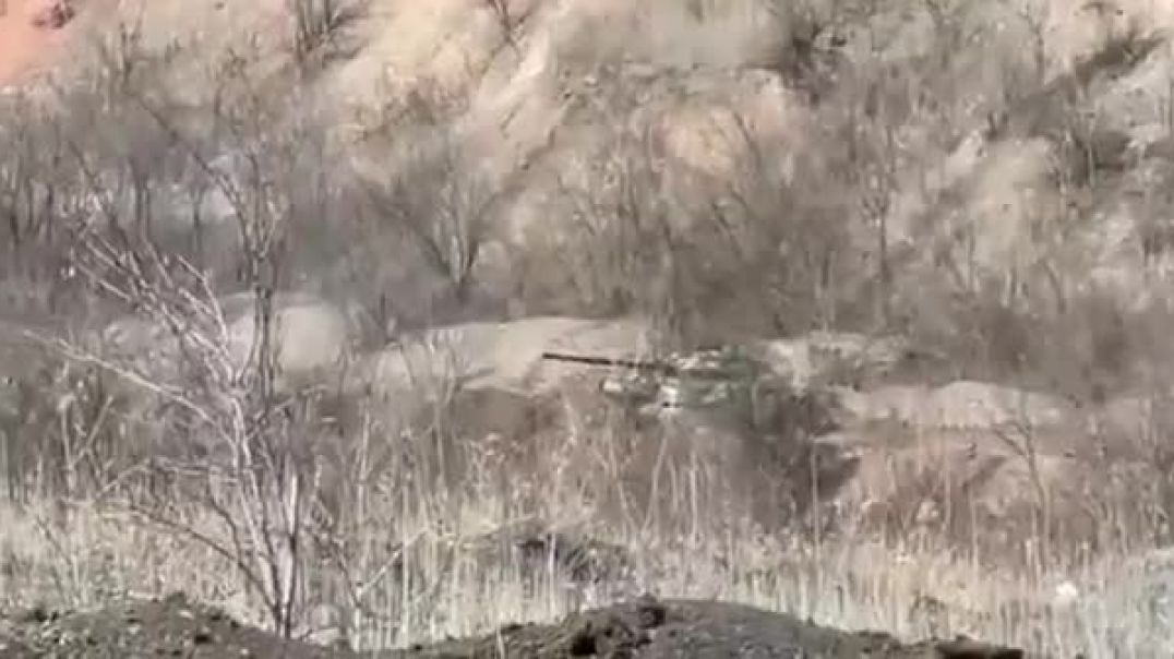 Украинский боец промазал по танку