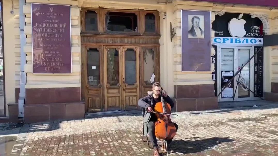 ⁣В центре Харькова музыкант играет гимн Украины