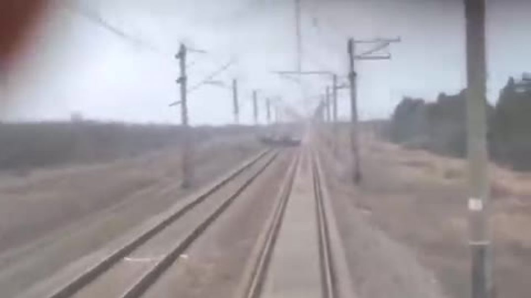 Машинист украинского поезда экстренно тормозит из за военной техники