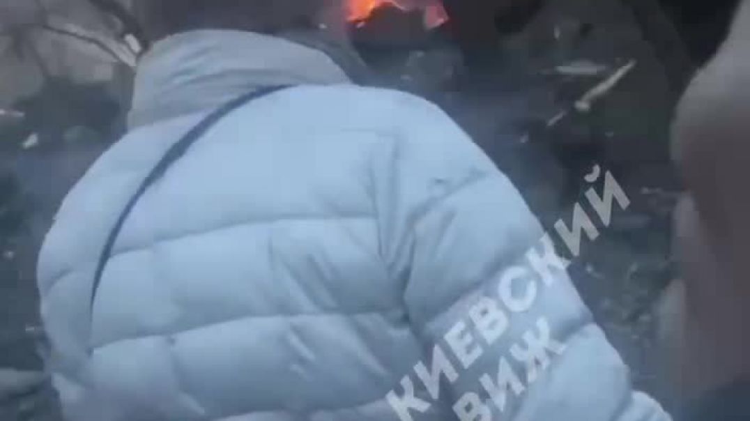 В Киеве горящие обломки сбитой ракеты упали на жилой дом