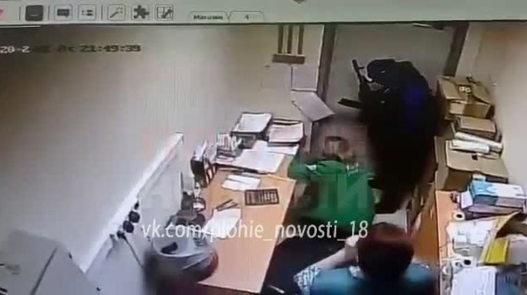 Грабитель в Липецкой областис автоматом в руках ворвался в магазин